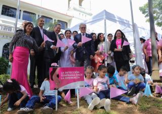 Autoridades del Minsa realizan siembra de banderitas en el mes de la Campaña de la Cinta Rosada y Celeste