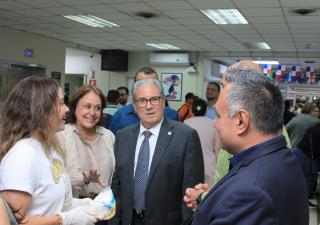 Tradición familiar de solidaridad lleva esperanza y apoyo a pacientes del Instituto Oncológico Nacional