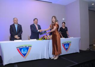 Viceministro de Salud participa en la graduación de 14 médicos especialista en pediatría del Hospital del Niño