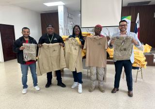 Control de Vectores de la Metropolitana de Salud recibe uniformes