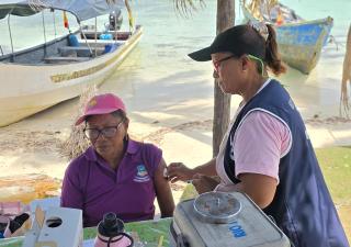 Realizan jornada de vacunación en islas y cabañas turísticas en Kuna Yala