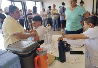 Más de 100 personas asisten a puestos fijos de vacunación en parques y centros comerciales de Chiriquí