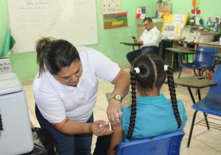 Minsa Capsi de La Mata fortalece jornada de vacunación en centros educativos