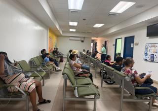 Minsa Los Santos promueve la vacunación y prevención integral en salas de espera