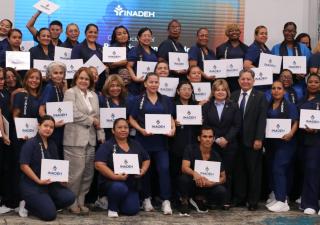 Primera graduación del Programa Profesional en Cuidados a Personas Mayores marca un hito en el fortalecimiento del recurso humano para una atención integral y humanizada