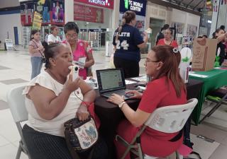 Centro de Salud Dr. Luis E. Ramos M. realiza exitosa feria de salud en Megamall