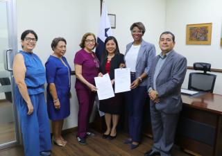 Minsa entrega resolución de habilitación al Laboratorio Clínico del Centro Médico del HN en Costa Verde