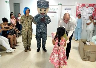 Un momento de alegría para los niños del Hospital Joaquín Pablo Franco Sayas